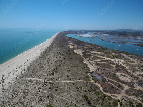 Playa de Tavira (Portugal) ciudad portuguesa de la costa del Algarve  que desemboca en las lagunas del parque natural de Ría Formosa. Fotografia aerea con Drone