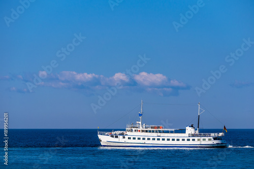 Ein Schiff auf der Ostsee vor K  hlungsborn