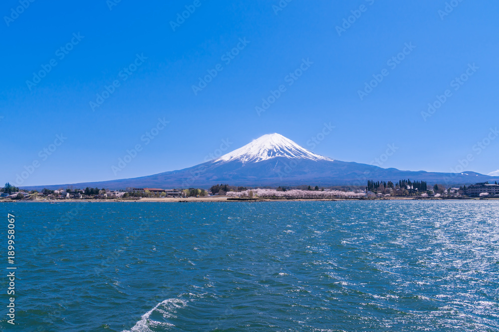 日本の春 富士五湖、河口湖の風景(桜の風景) Stock Photo | Adobe Stock