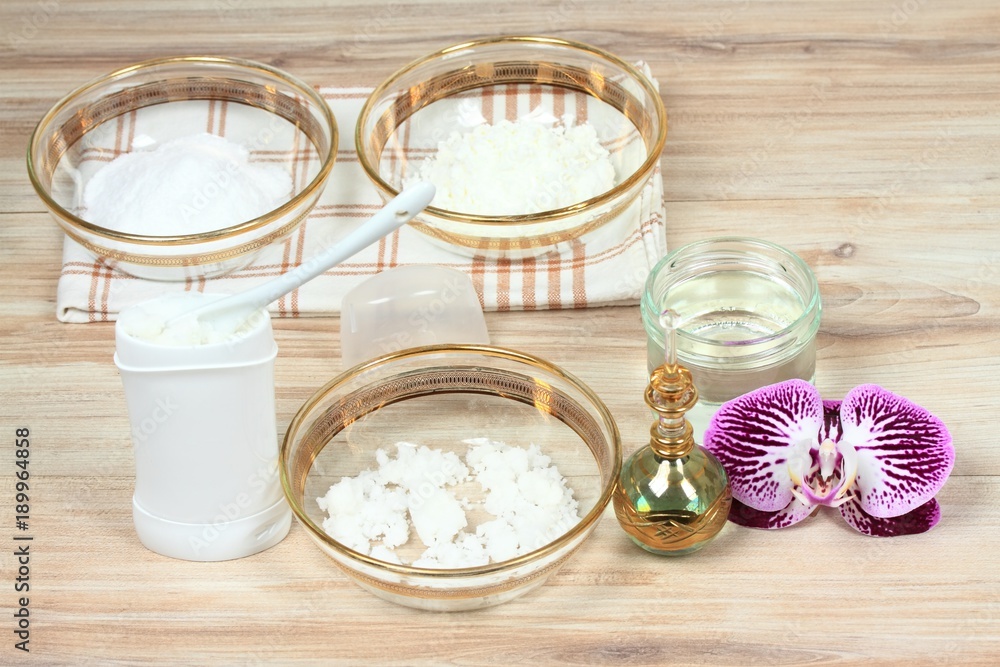 Antibacterial natural homemade deodorant, coconut oil, sodium bicarbonate, starch, lemon essential oil Antibacterial natural homemade deodorant, coconut oil, sodium bicarbonate, starch, lemon essential oil