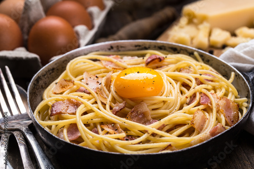 Obraz na plátně Pasta with bacon, egg and cheese