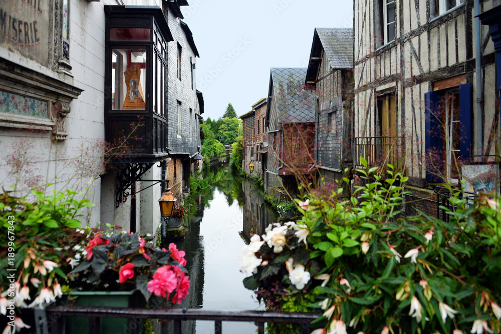 romantische altes Fachwerk am Kanal in Pont-Audemer
