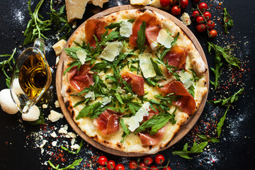 Fototapete Pizzeria Lachspizza mit Rucola im Restaurant  © Photodrive