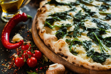 Fototapete Pizzeria Vegetarische Spinatpizza italienische Küche  © Photodrive