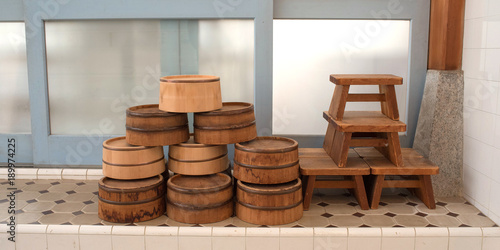Fototapete Buckets and stools in Japanese public bathhouse (Sento)　銭湯の風呂桶と椅子