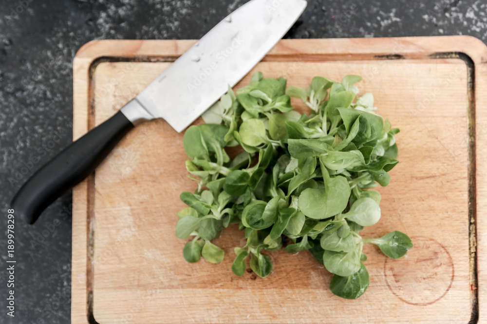Feldsalat auf dem Schneidebrett Feldsalat auf dem Schneidebrett