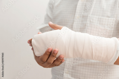Arm of man splint mild injuries from accidents.