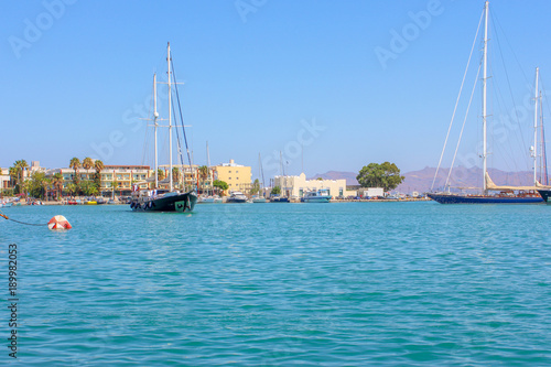 Hafen in Kos Stadt, Boote, Segelboote liegen im Haafen, blauer Himmel, Griechenland