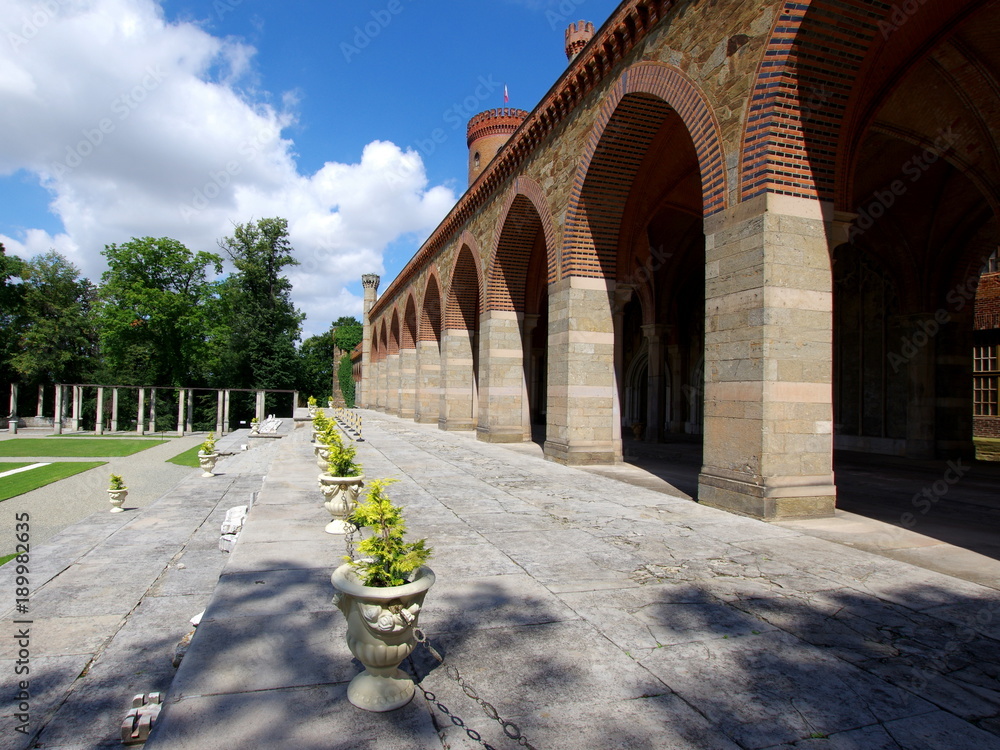 Ceglane filary przy głównym dziedzińcu wejścia do pałacu w Kamieńcu Ząbkowickim