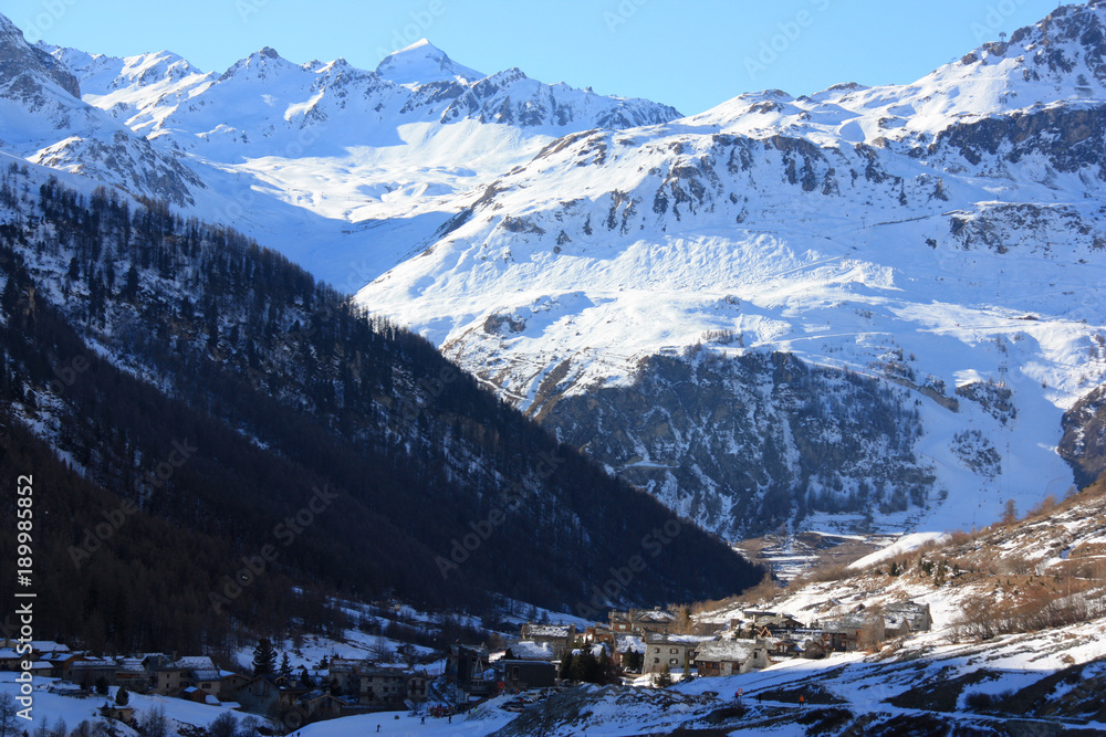 La vallée enneigée de Val d'Isère en Savoie, Alpes françaises