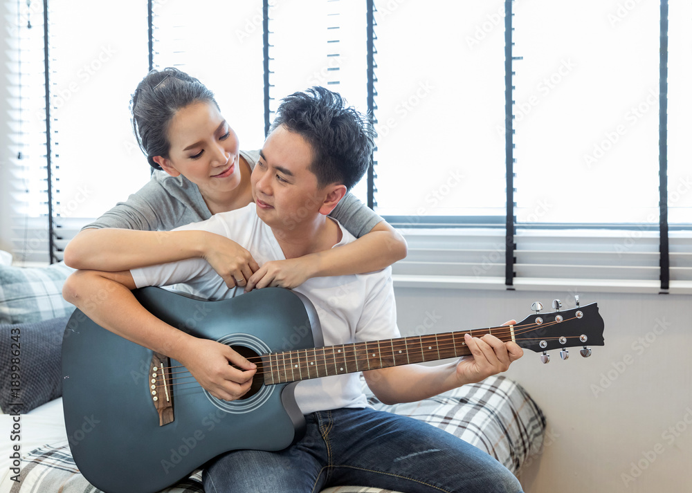 Obraz premium Couples playing guitar