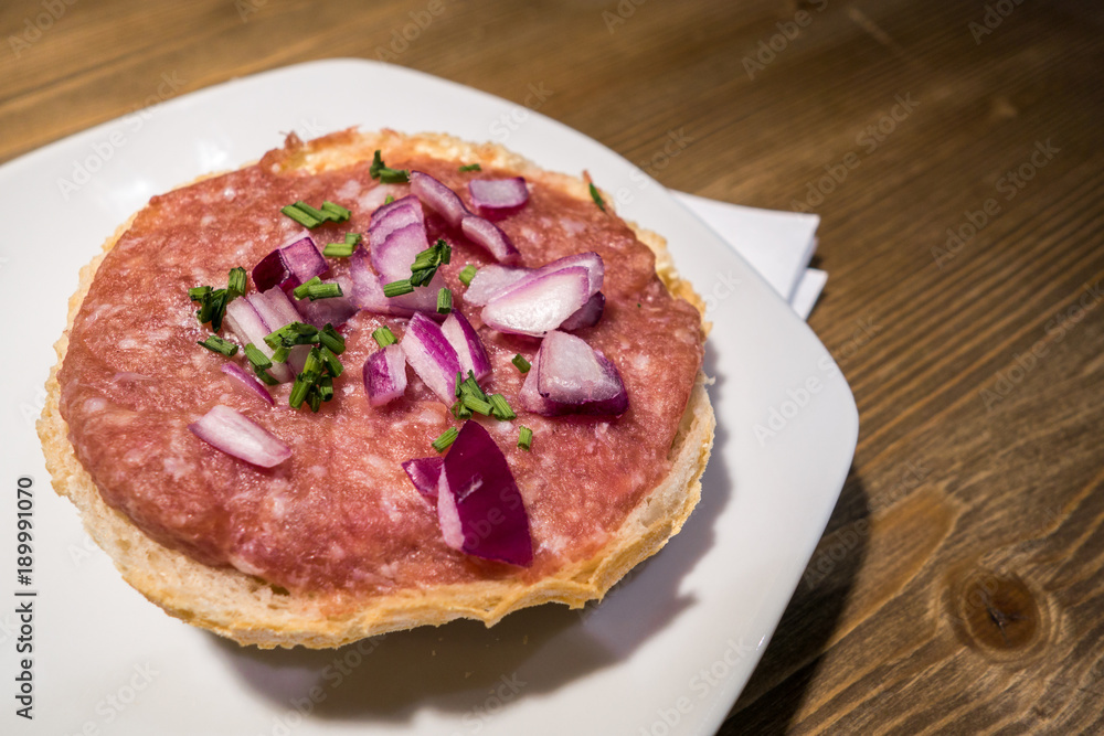 Mett Brötchen mit roten Zwiebeln und Petersilie StockFoto Adobe Stock