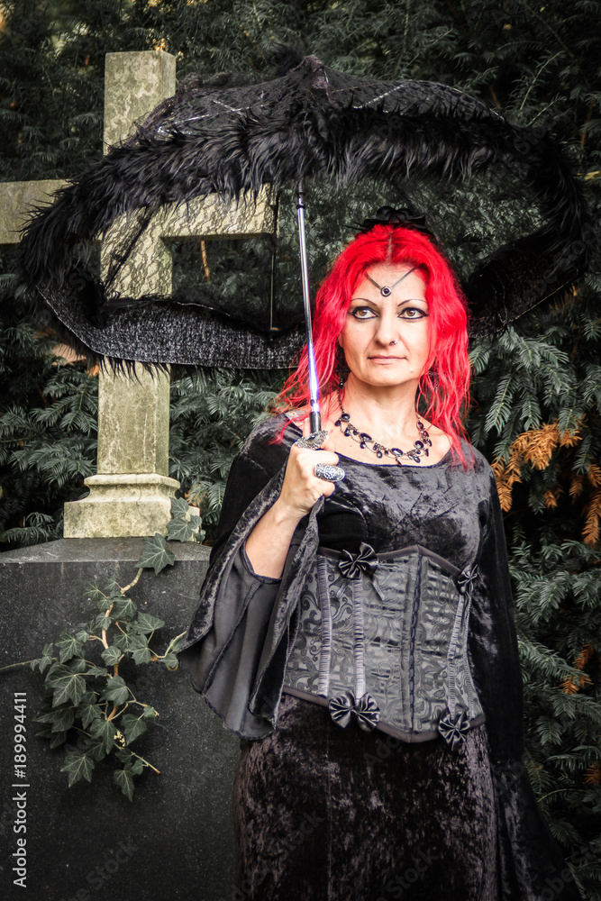 Gothic Frau auf dem Friedhof rote Haare Rothaarig