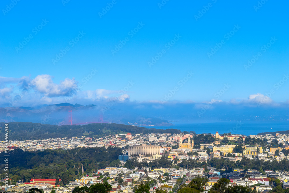 Ausblick über San Francisco, Golden Gate Bridge im Hintergrund im Meer, Nebel, USA, Kalifornien