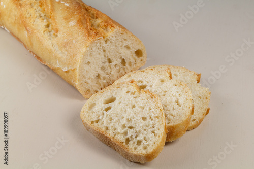 Demi baguette de pain et trois tranches