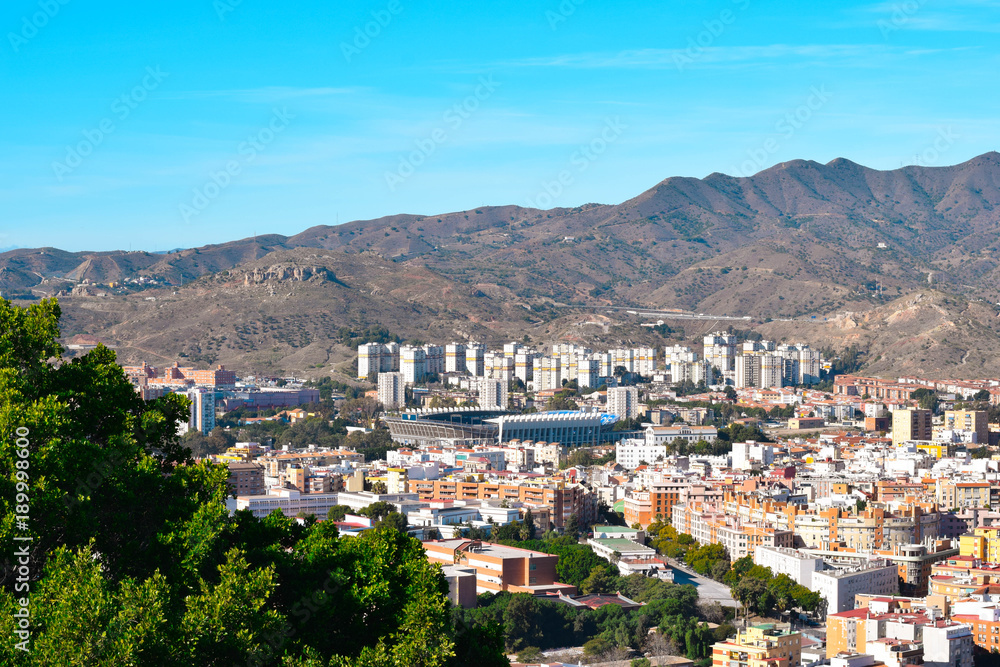 Vista de Málaga junto al estadio de fútbol