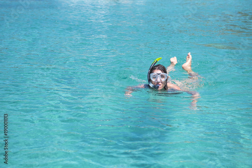 femme dans l'eau avec masque et tuba