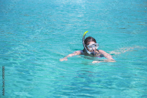 femme dans l'eau avec avec masque et tuba