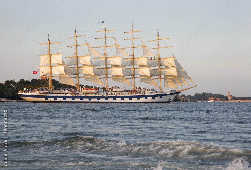 Obraz premium A full-rigged ship with traditional mast and sails moving in Venice water