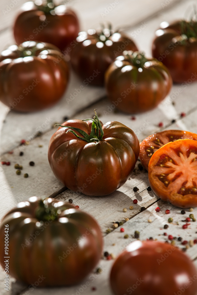 tomate negro raf, medio tomate. fondo de madera Stock Photo | Adobe Stock