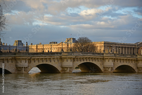 Le Pont-Neuf et la Seine en crue devant le Louvre à Paris © jjfoto