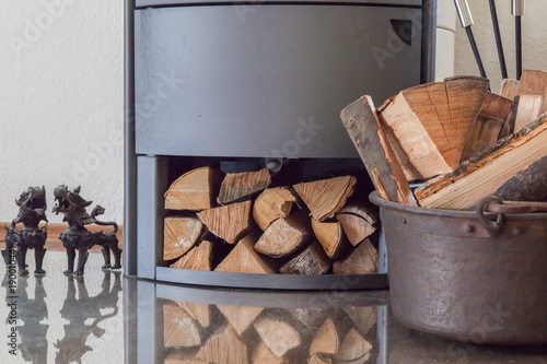 Innendekoration Kamin mit Holz und Eisendrachen photo