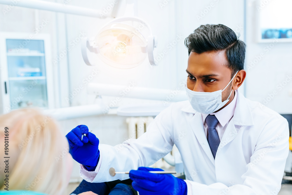 Φωτογραφία young confident asian male dentist Medical treatment to a female patient at the clinic