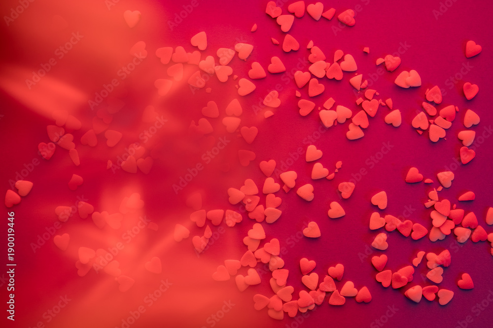 wilde Herzen auf Papier mit Spiegelung durch Prisma zum Valentinstag oder Muttertag