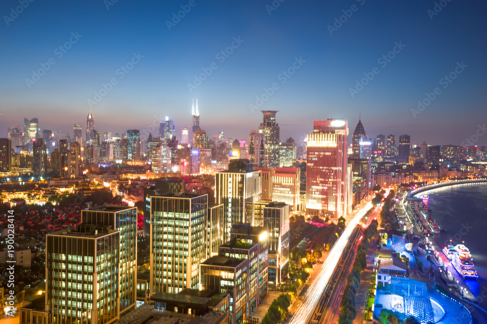 Fototapeta premium nowoczesne budynki w pobliżu wody w nowoczesnym mieście