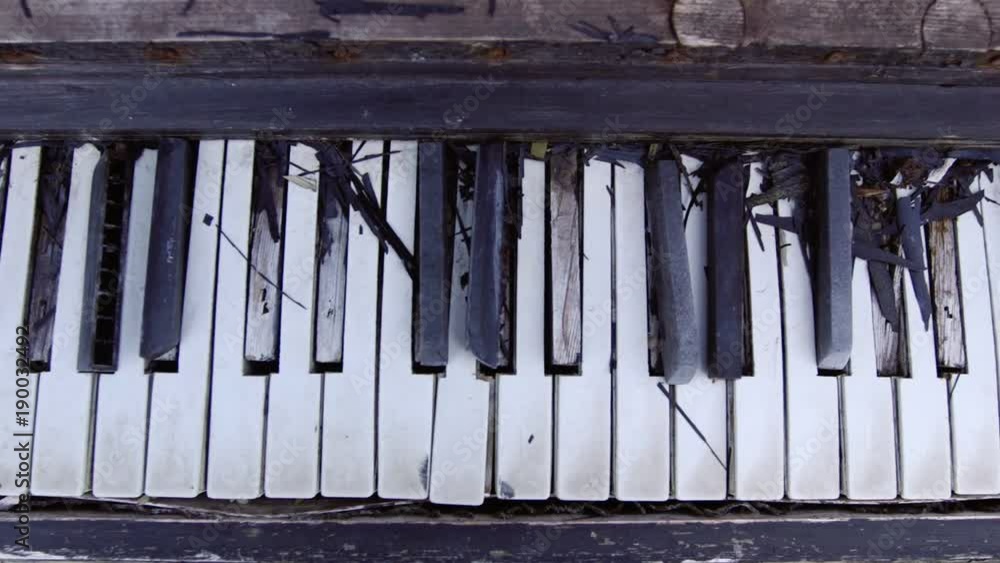 Stockvideon old upright piano. Overview of a keyboard of an old piano
