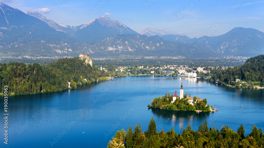 Obraz premium Panoramic view of Lake Bled, Assumption of Mary, and the Julian Alps, Slovenia