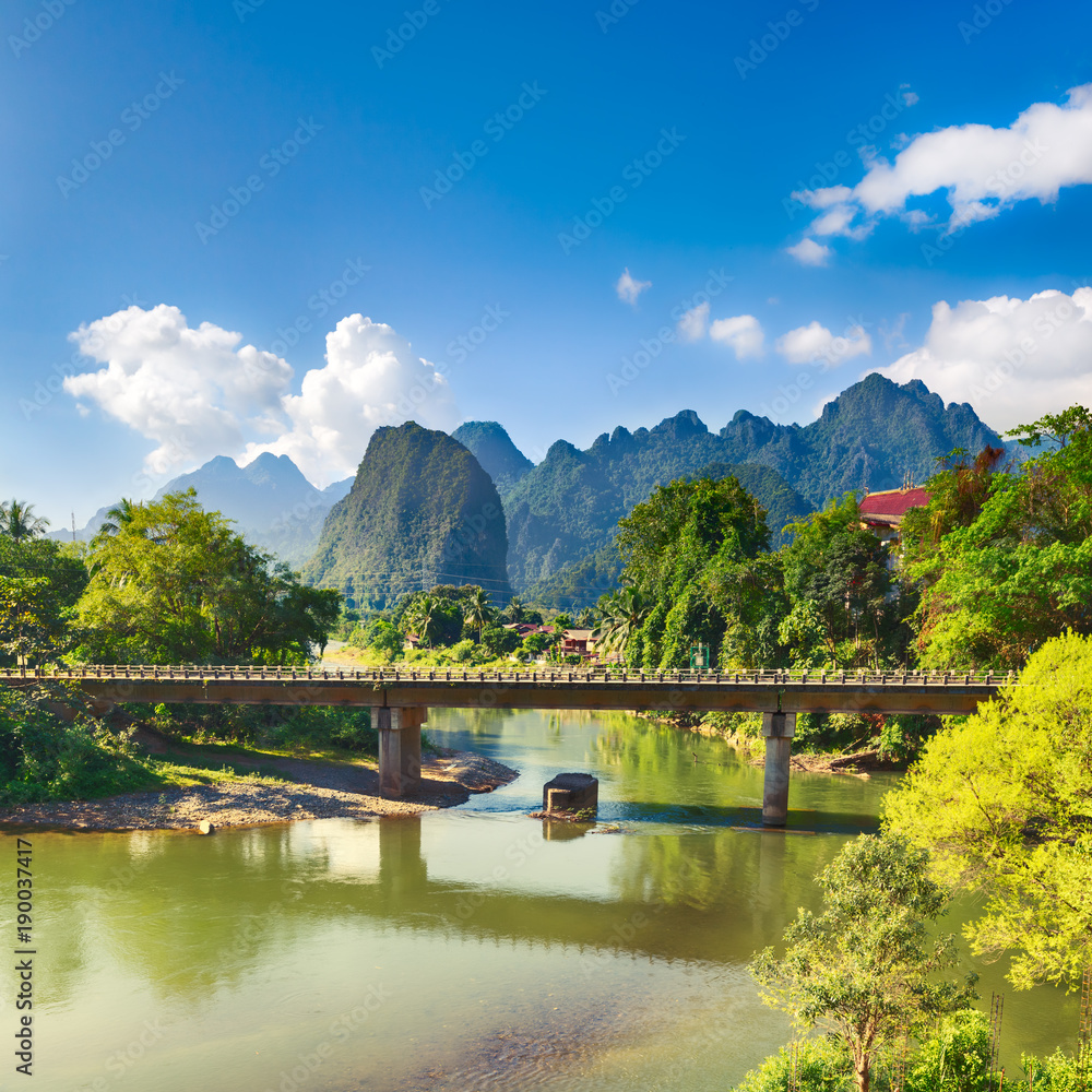 Fototapeta Niesamowity krajobraz rzeki wśród gór. Laos.