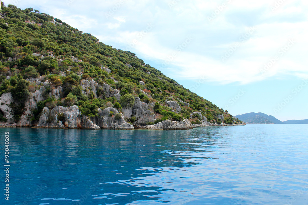 Naklejka premium The sea and the beautiful shore with rocks