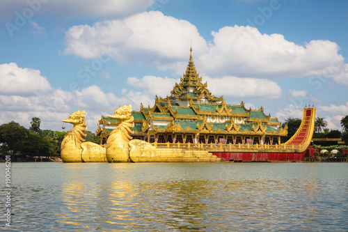 Karaweik palace, Yangon Myanmar © Patrick Foto