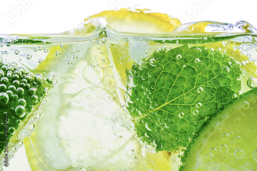 Quadro em tela Lemon drop in fizzy sparkling water, juice refreshment