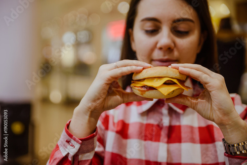 woman eat cheeseburger