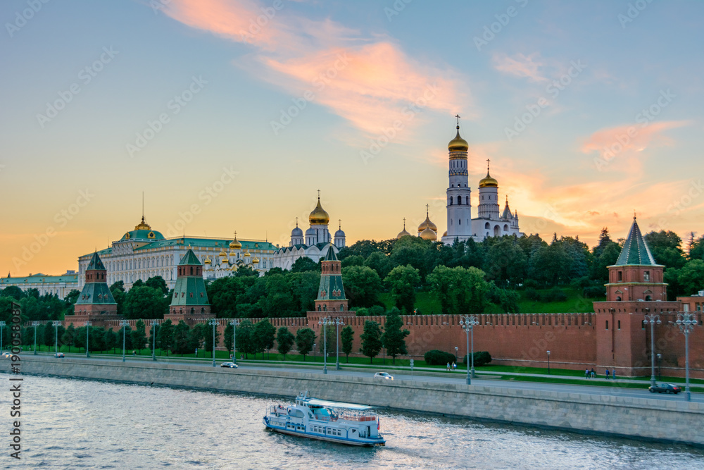 Obraz premium Moscow, Russia - Ship on the Moscow river floats near the Kremlin. 