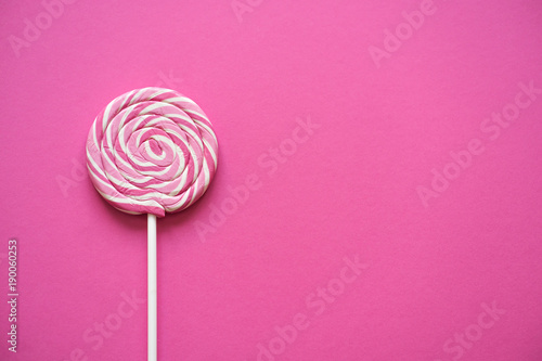 Photo Pink lollipop on colorful background, Copy space for text