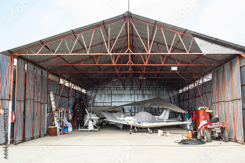 Cuadro en lienzo Airplane in garage