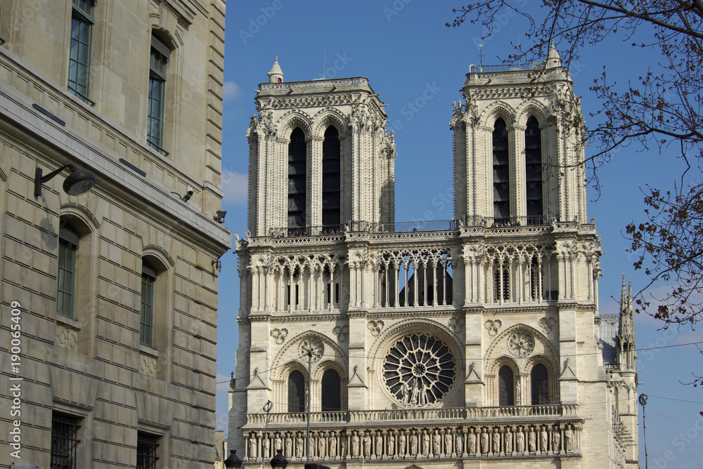 Tours et rosace de Notre-Dame à Paris, France