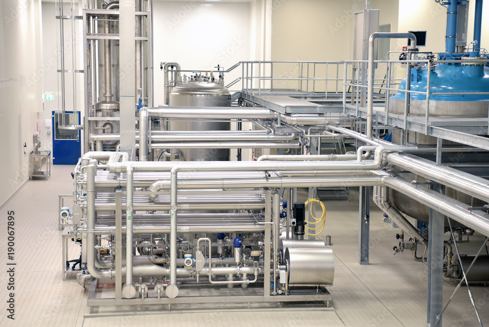 Rohrleitungen Tank aus Edelstahl in einem Werk der Pharamzie - Herstellung von chemischen Lösungen // Piping stainless steel tank in a plant of Pharamzie - production of chemical solutions Rohrleitungen Tank aus Edelstahl in einem Werk der Pharamzie - Herstellung von chemischen Lösungen // Piping stainless steel tank in a plant of Pharamzie - production of chemical solutions