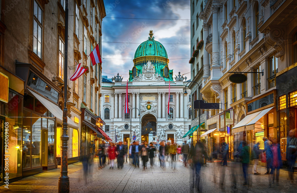 Fototapeta premium Strefa dla pieszych Herrengasse z widokiem na cesarski pałac Hofburg w Wiedniu, Austria.
