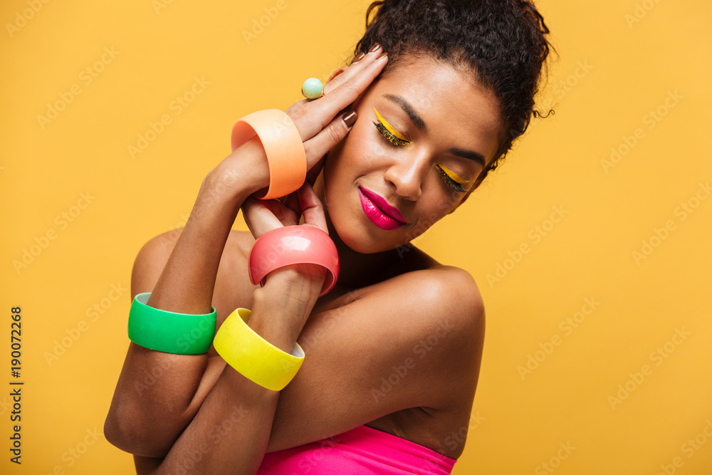 Foto Stylish photo of beautiful african american woman with bright makeup demonstrati