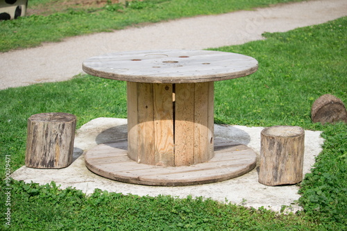 une table de pic-nic et rondins en bois pour servir de chaise