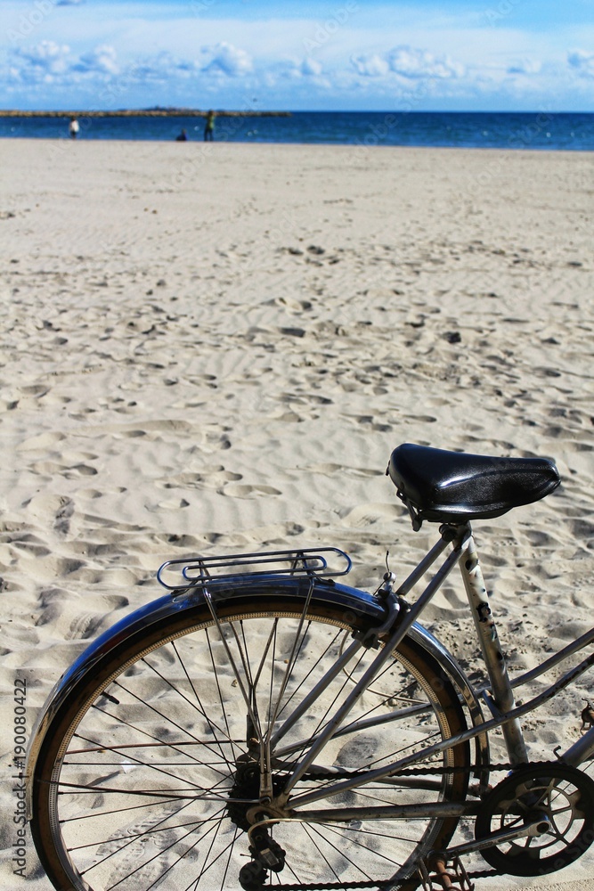 Fototapeta premium Vintage bicycle on the beach in Santa Pola, Spain