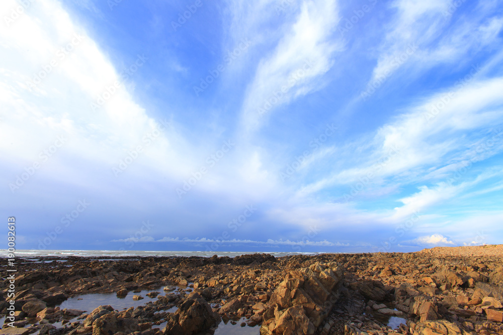 Obraz premium rocky beach. sky withe clouds