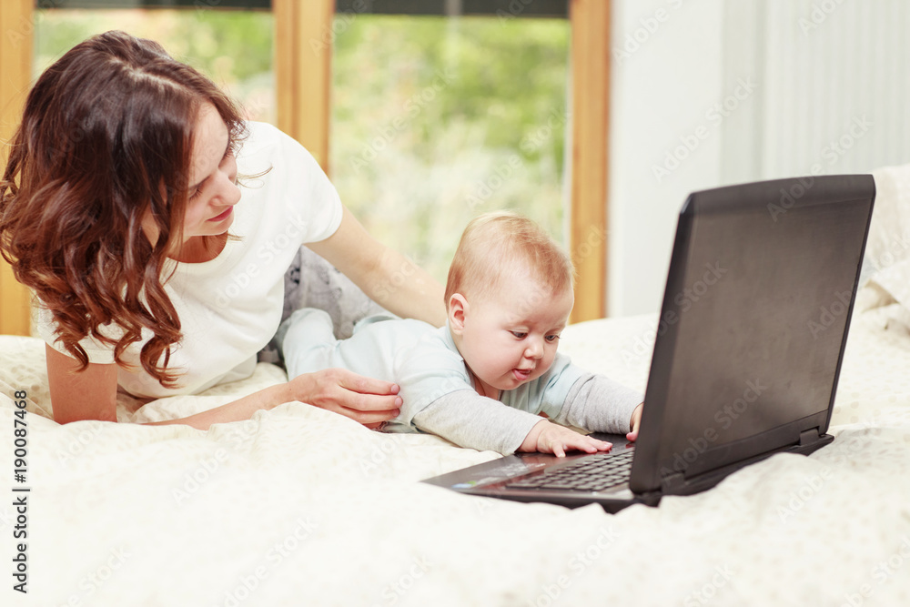 Baby interferes to work to the mother Baby interferes to work to the mother