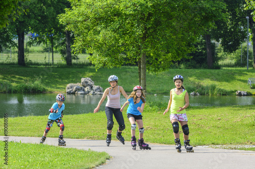 mit den Kids beim Skaten im Stadtpark