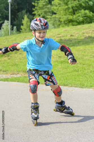 kleiner Junge beim Skaten im Park