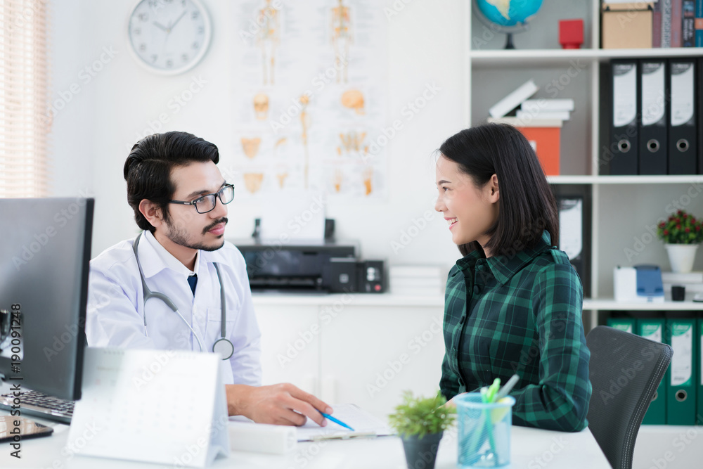 The doctor is explaining to sick patients.he used the results clearly. The doctor is explaining to sick patients.he used the results clearly.